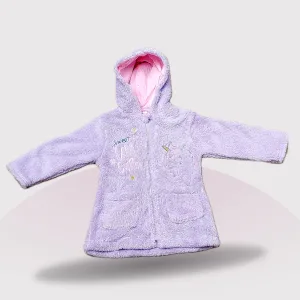 Bata con capucha para niña. Estampado de unicornio. Color lila.
